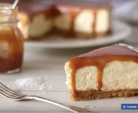 Rezept: Käsekuchen mit Keksboden und Toffeesoße.