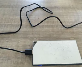 Is het gebruiken van een power bank in een vliegtuig gevaarlijk?
