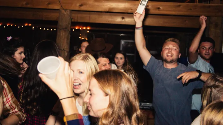 Trimbos-instituut: 'Kinderen af en toe alcohol laten drinken is schadelijk'