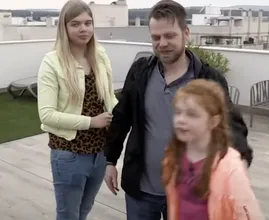 Kijkers onder de indruk van arm gezin in Steenrijk, Straatarm