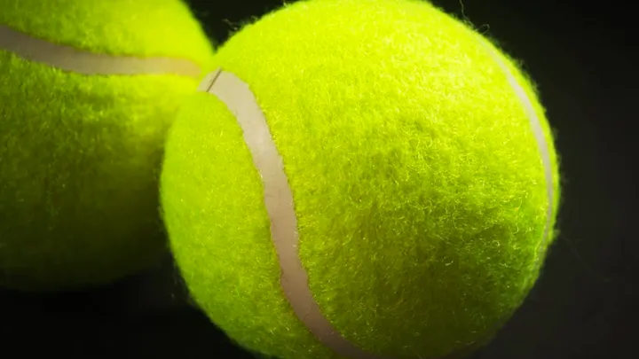 THIS is why you should have a tennis ball in your hand luggage at all times!
