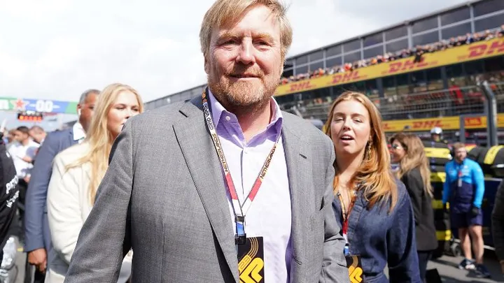 Zien: Willem-Alexander gaat stoeipartij met Rico Verhoeven aan