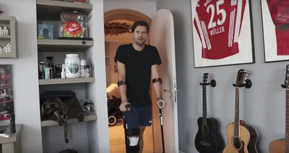 Zanger Simon Keizer baalt van gebroken knieschijf: ‘Ik voel me totaal machteloos’