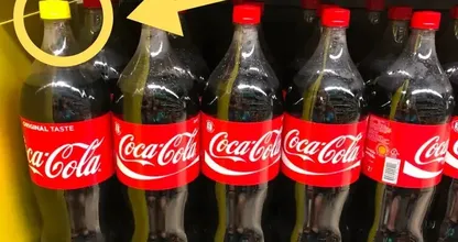 Veja por que as garrafas de Coca-Cola têm tampas amarelas agora