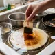 Ela colocou um saquinho de chá em uma pia cheia de louça suja - o resultado vai lhe poupar horas de esfregação