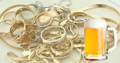 Darum solltest du deinen Schmuck in ein Glas Bier legen