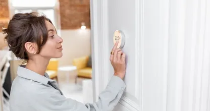 Onderzoek: vier op de tien vrouwen zet de verwarming stiekem hoger