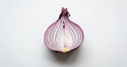 Esta es la manera más fácil de pelar una cebolla