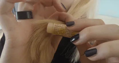 Heb jij wel eens lippenbalsem op je haar gesmeerd? Als je DIT leest ga je het meteen doen!
