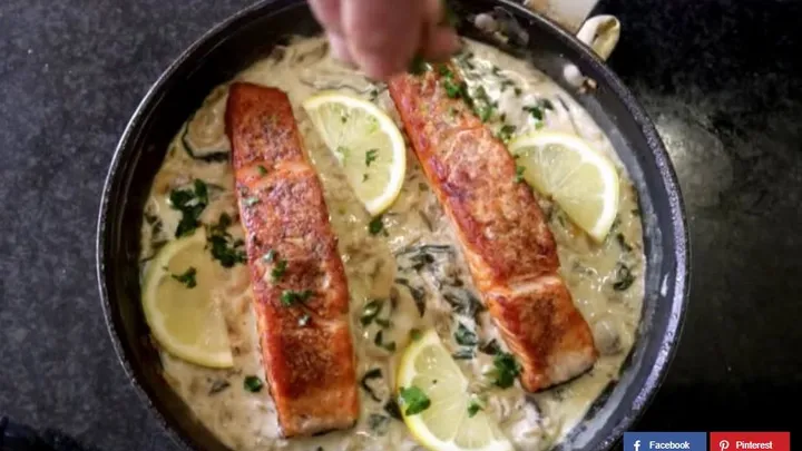 Rezept: Lachs in cremiger Spinat-Champignonsoße.