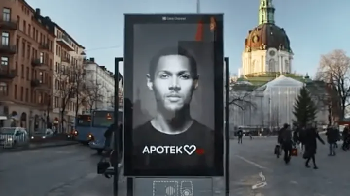 BIZAR: moet je eens kijken wat dit reclamebord doet als er een roker voorbij loopt! Gaat dit te ver?