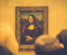 Als vrouw verklede museumbezoeker bekogelde Mona Lisa met taart