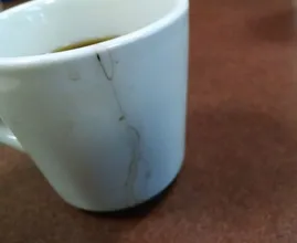Sie legt das gesprungene Porzellan in warme Milch und danach ist alles wieder heil
