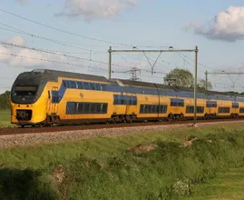 Afschuwelijk: een dode bij botsing tussen trein en lesauto