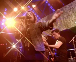 Waylon treedt op met legendarisch Live Aid Queen-optreden bij DWDD