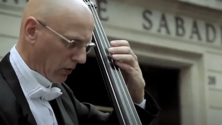 Ce musicien de rue était ignoré de tous, mais une petite fille a tout changé