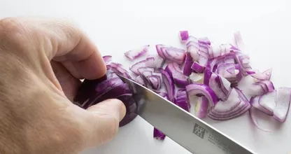 ¡Guauu! Este truco de TikTok hace que cortar cebollas sea mucho más fácil
