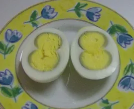 Can you still eat an egg if it has a green yolk after boiling it?