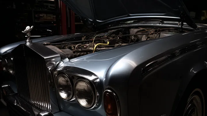 Un hombre compra un Rolls-Royce por el precio de un polo viejo y descubre una pesadilla bajo el capó