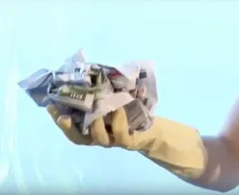 Questo è il motivo geniale per cui dovresti pulire le tue finestre con un giornale