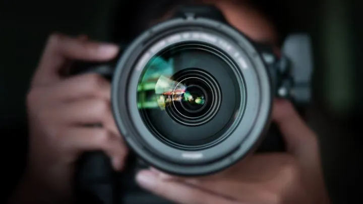 Man verwijdert trouwfoto's van goede vriend