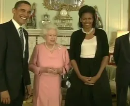 Michelle Obama blikt terug op verbreken van protocol toen ze bij koningin Elizabeth was