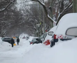 Héroe de Nueva York irrumpe en escuela para salvar a 24 personas durante tormenta de nieve