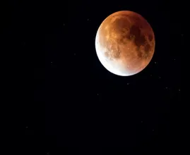 Morgenavond is de langste maansverduistering van de eeuw te zien