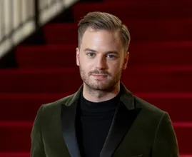 Jim Bakkum geschrokken over kritiek op foto met zijn oma
