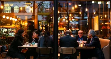 Reicher Geschäftsmann schüchtert arme Familie im Restaurant ein, was am nächsten Tag drastisch auf ihn zurückschlägt