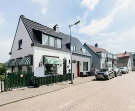 Unscheinbares kleines Haus. Nichts da. Inneneinrichtung in einer Farbe, schwarzes Badezimmer? Wow.