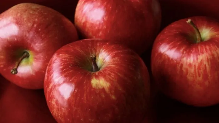 This is what happens to your body if you eat an apple every day!