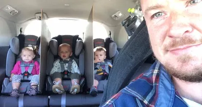 Kinderen die ruzie maken op de achterbank? Kijk eens wat deze vader doet ;-)