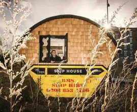 You Won’t Believe How This Young Man Transformed a Dumpster Skip into a Tiny House – The Interior Will Surprise You!