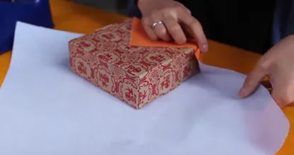 Dé ultieme kerst-hack: ZO pak je binnen 30 seconden een cadeau netjes in! Dit moet iedereen weten!