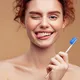 10 modi naturali per sbiancare i denti in casa