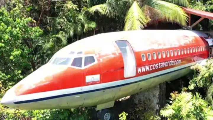 Um avião no meio da selva foi convertido em uma bela casa de férias.