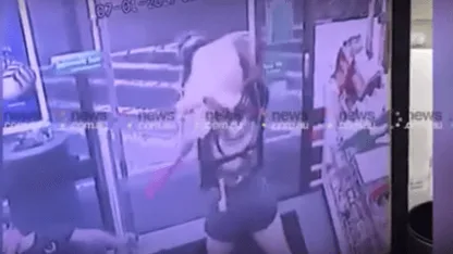 Dit lijkt wel een horrorfilm: vrouw gaat klanten in een buurtwinkel te lijf met een bijl!
