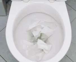 Toilet verstopt? Zo ontstop je 'm weer met een beetje vershoudfolie
