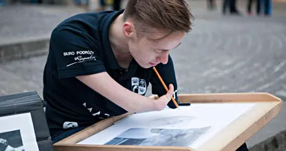 Mariusz is zonder armen geboren, maar hij maakt de meest fantastische portretten! Kijk en wees verbaasd!
