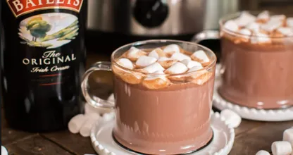 Diese köstliche heiße Schokolade mit Baileys ist perfekt für kalte Winternächte!