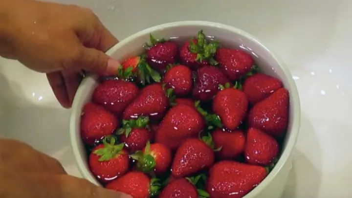 Verderben deine Erdbeeren schneller als dir lieb ist? Mit diesem Trick nicht mehr! Alles was du brauchst hast du im Haus!