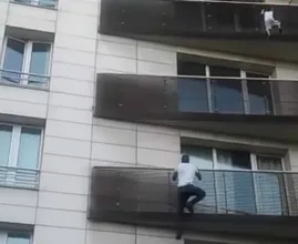'Held van Parijs': man redt jongetje dat aan het balkon van de vijfde verdieping bungelt