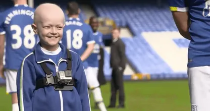 Kijk wat Ronald Koeman voor dit achtjarige kankerpatiëntje heeft gedaan.. Wat een held! Duimen omhoog voor Ronald!