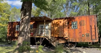 Este anciano vive en un vagón de tren abandonado, ¡pero espere a ver su interior!