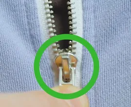 Bekommst du deinen Reißverschluss nicht mehr auf oder zu? Hast du diesen Trick schon mal probiert?
