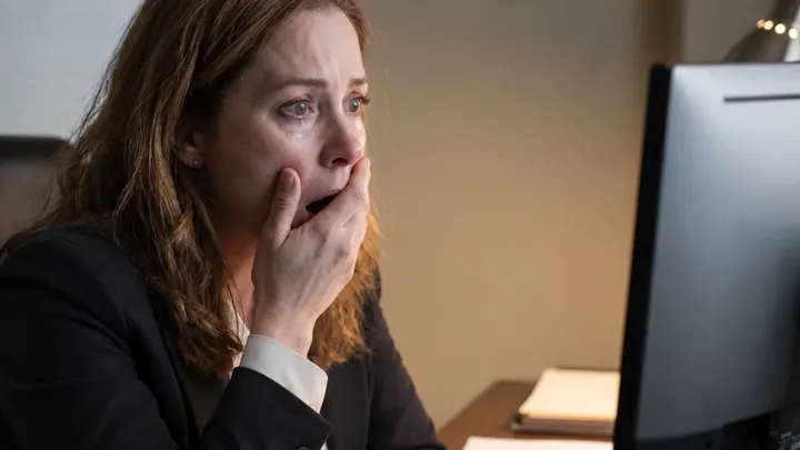 Tutte le babysitter si sono licenziate poco dopo aver iniziato — La mamma ha nascosto una telecamera nascosta e ha scoperto la verità…