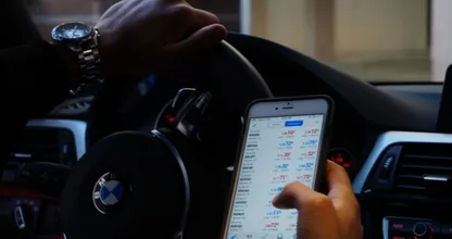 Twee derde van de weggebruikers gebruikt telefoon tijdens het rijden
