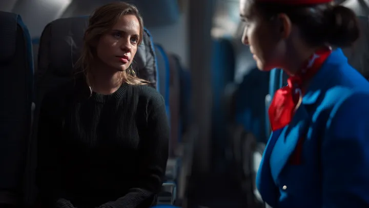 O comissário de bordo sussurrou: "Você precisa sair deste avião imediatamente" - O passageiro ficou chocado ao saber a verdade..