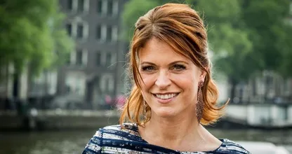 Eigen datingshow voor ex K3-zangeres Karen Damen